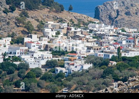 Orizzontale di vista in elevazione del villaggio di Lindos che mostra il tradizionale di piccole case bianche costruito sulla collina Foto Stock