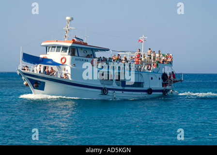 Chiudere orizzontale su di un battello da diporto piena di turisti di ritorno al Porto di Mandraki dopo un giorno di viaggio Foto Stock