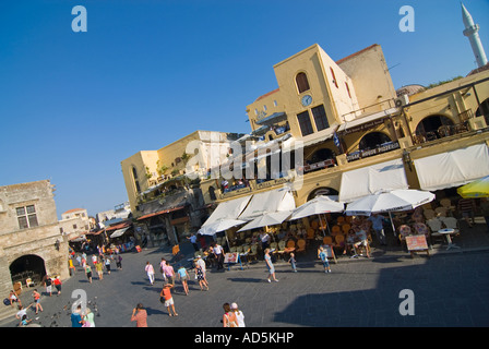 In orizzontale ampia angolazione di Ippokratous piazza circondata da taverne tradizionali nel centro di Rodi Città Vecchia al sole Foto Stock