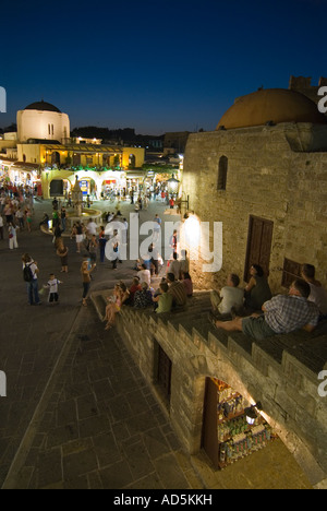 Elevazione verticale ampio angolo di persone si sono radunate nella famosa Piazza Ippokratous a Rodi Città Vecchia di notte. Foto Stock