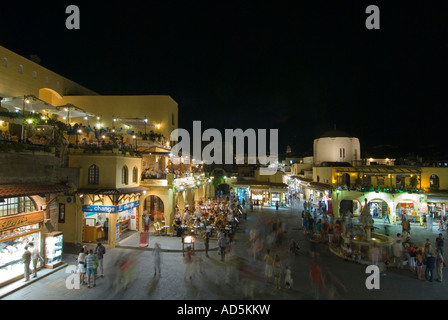 Sopraelevata orizzontale ampio angolo di gente seduta sui gradini nella famosa Piazza Ippokratous a Rodi Città Vecchia di notte. Foto Stock