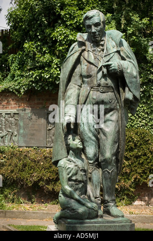 Statua di bronzo di Robert Owen pioneer vittoriano riformatore sociale e filantropo Newtown Powys Galles Foto Stock