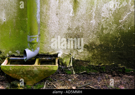 Grungy vecchio tubo di drenaggio su un edificio abbandonato Foto Stock