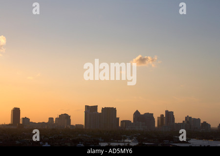 Di sera presto vista dello skyline di Fort lauderdale cercando di fronte all' hotel balcone su seabreeze boulevard florida usa stati uniti Foto Stock