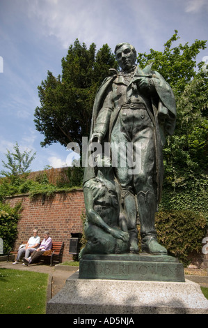 Statua in bronzo della statua di Robert Owen, era vittoriana riformista sociale e filantropo Newtown Powys Galles Centrale Foto Stock