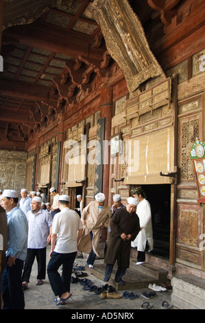 Gli uomini di andare a pregare presso la Grande Moschea di Xian Cina Foto Stock