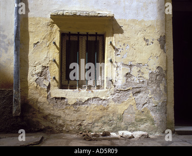 Finestra porta nella vecchia zona abbandonati della città di Corfu Grecia Foto Stock