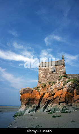 La Chapelle-Saint-Aubert costruito su una roccia di marea a Mont Saint Michel, in Normandia, Francia Foto Stock