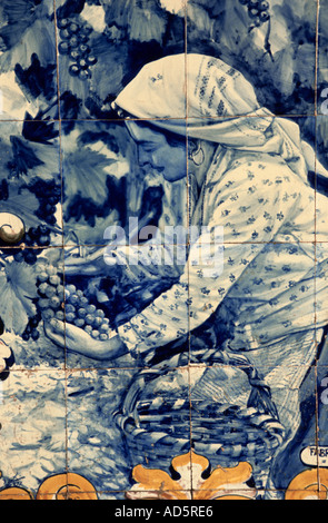 Il Portogallo valle del Douro vino porto Pinhao Azulejos donna Foto Stock