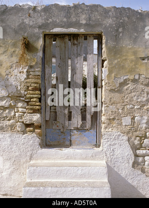 Porta e passi nella zona abbandonati della città di Corfu Grecia Foto Stock