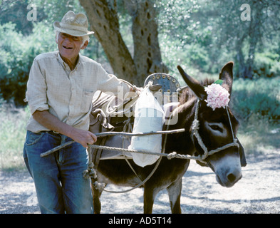 Uomo greco con donkey mostra tradizionale greco per la vita Foto Stock