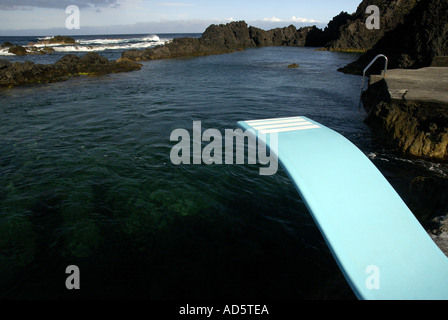 Scheda di immersioni in enormi rock pool Santa Cruz sull isola di Flores Azzorre Foto Stock