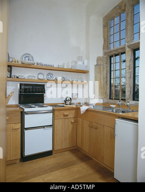 Ripiani sopra il forno in cucina con le unità in legno e vetro con  architravi in pietra Foto stock - Alamy