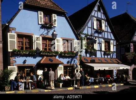 Eguisheim è un villaggio medievale nella regione vinicola francese dell'Alsazia. Le stradine strette e concentriche del suo centro storico sono fiancheggiate da molti semi-timb conservati Foto Stock