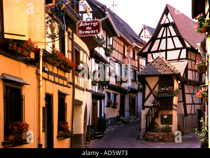 Eguisheim è un villaggio medievale nella regione vinicola francese dell'Alsazia. Le stradine strette e concentriche del suo centro storico sono fiancheggiate da molti semi-timb conservati Foto Stock