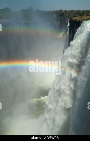 Un arcobaleno compare nella magnifica Victoria Falls visto formano il lato dello Zambia. Zambia, Africa Foto Stock