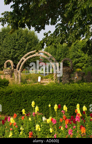 ILLINOIS Arcola strutture di roccia e fiori a Giardini Rockome gazebo Foto Stock