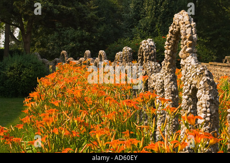 ILLINOIS Arcola strutture di roccia e fiori a Giardini Rockome arancione gigli di giorno Foto Stock