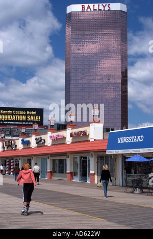 Ragazza con i pattini sul lungomare con negozi e casinò di Atlantic City New Jersey USA Foto Stock