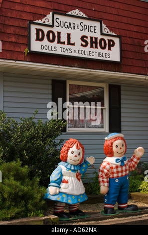 ILLINOIS Arcola Raggedy Ann e Raggedy Andy statue fuori doll shop store Rockome Gardens Foto Stock