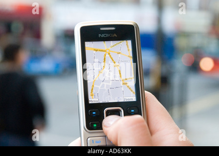 Utilizzando Google maps su un telefono cellulare, England, Regno Unito Foto Stock