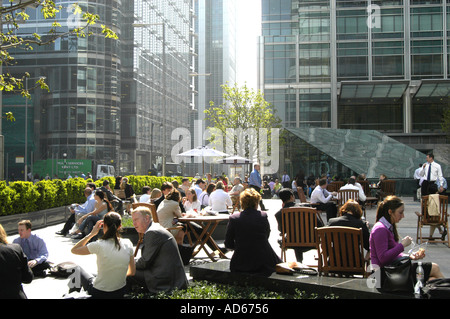 Ora di pranzo a Canary Wharf Docklands Londra Inghilterra REGNO UNITO Foto Stock