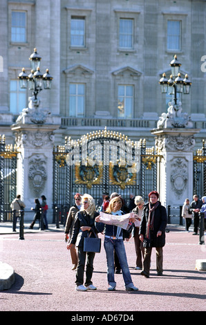 I turisti guardano una mappa fuori Buckingham Palace Londra Gran Bretagna REGNO UNITO Foto Stock