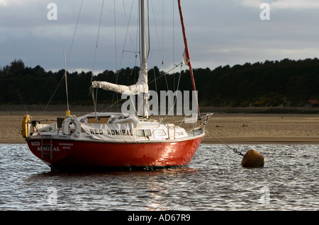 Barca a vela ormeggiata nel estuario a Findhorn Bay, Forres, Morray, Scozia Foto Stock