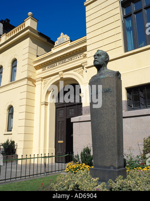 Busto di Alfred Nobel al di fuori dell'Istituto Nobel, Drammensveien, Oslo, Norvegia. Foto Stock