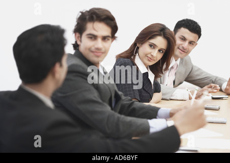 Tre uomini d affari e imprenditrice seduta in una riunione Foto Stock
