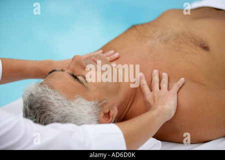 L uomo e la massaggiatrice Foto Stock