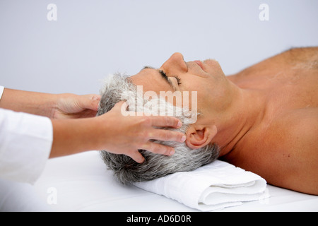 L uomo e la massaggiatrice Foto Stock