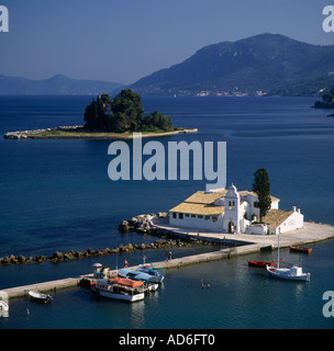 Vlacherna Pondikonissi e isole al largo della costa orientale con barche e monastero di Kanoni Corfu Isole greche Foto Stock