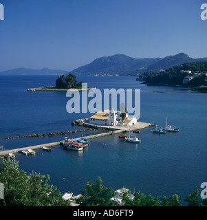 Vlacherna Pondikonissi e isole al largo della costa orientale con barche e monastero di Kanoni Corfu Isole dello Ionio le isole greche Foto Stock