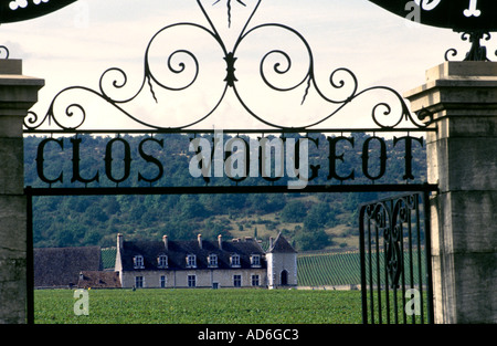 Francia - francese Borgogna Castello Clos Vougeot Cote de Nuits Nuits St Georg chateau segno bordo Borgogna Foto Stock