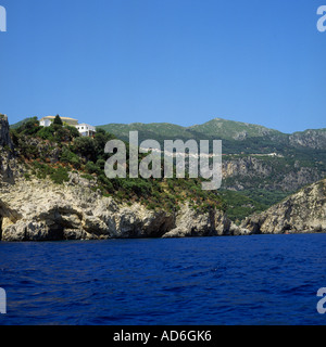 Lakones village dal mare arroccato sulla scogliera in una foresta di pini Paleokastritsa Corfu le isole greche - Grecia Foto Stock