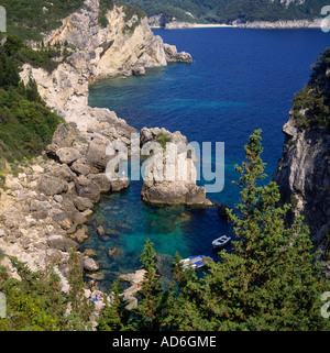 Spettacolare baia a ferro di cavallo e scogliere con alberi di barche e scogli a Paleokastritsa Corfu le isole greche - Grecia Foto Stock