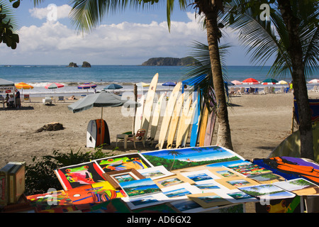 Arte e tavole da surf su Playa Espadilla spiaggia o spiaggia 1a Manuel Antonio sulla costa del Pacifico centrale provincia Costa Rica Foto Stock