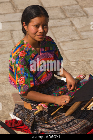 Un giovane piuttosto scuro scuoiati Cackchiquel Maya ragazza la tessitura a mano nella Città di Antigua la Repubblica del Guatemala America Centrale Foto Stock