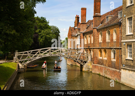 Punting sul fiume Cam presso il ponte di matematica al Queens College di Cambridge Inghilterra England Foto Stock