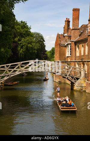 Punting sul fiume Cam presso il ponte di matematica al Queens College di Cambridge Inghilterra England Foto Stock