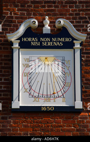 Il Sundial cuscinetto motto latino Horas Non Numero Nisi Serenas o I contare le luminose ore solo datata 1650 sulla discutibile Hall di Aldeburgh Suffolk in Inghilterra Foto Stock