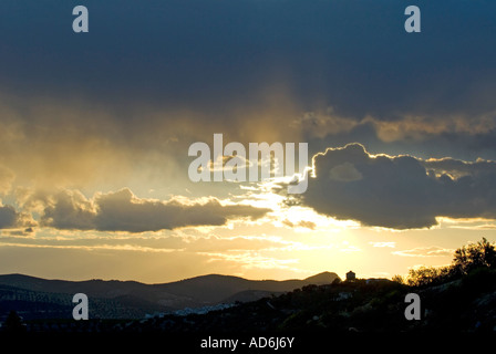 Tramonto sul lago di Andalusia, Spagna con colline, Water Tower e oliveti in distanza Foto Stock