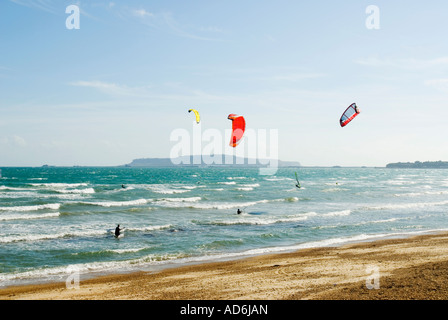 Kite-surf sulla spiaggia di Weymouth nel Dorset, Regno Unito. Con Portland in background su un molto ventoso ma giornata soleggiata.popolare zona di surf Wessex Foto Stock