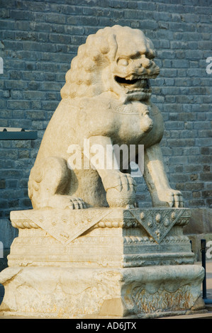 Un leone di pietra statua in piazza Tiananmen Pechino CINA Foto Stock