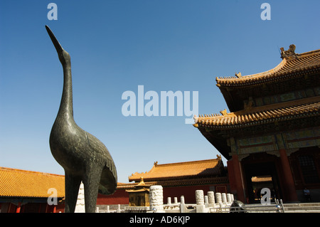 Una statua di una cicogna in Zijin Cheng il Palazzo della Città Proibita museo del patrimonio mondiale Unesco Pechino CINA Foto Stock