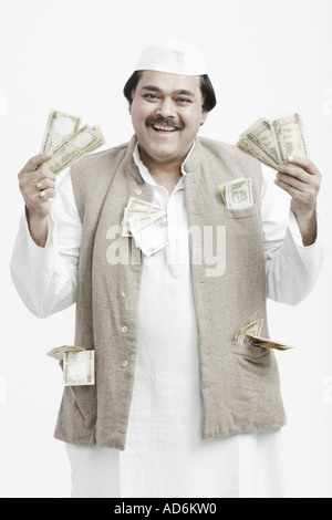 Ritratto di un uomo maturo tenendo la valuta indiana Foto Stock