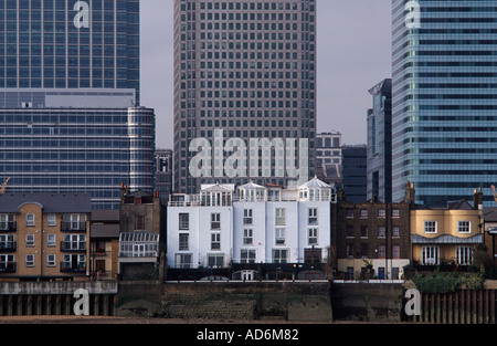 Case storiche sul Fiume Tamigi in contrasto con la London Docklands grattacieli in background, Londra, Inghilterra Foto Stock