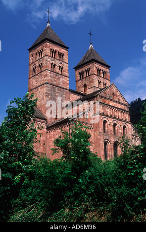 Chiesa romanica di Murbach - risalente al 10c - passando da valle verde sopra Buhl, Haut Rhin, Alsazia, Francia Foto Stock