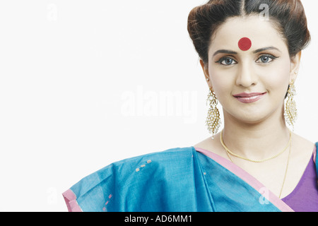 Ritratto di una giovane donna che indossa un sari Foto Stock